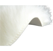 Detail bieleho koberca s vysokým vlasom