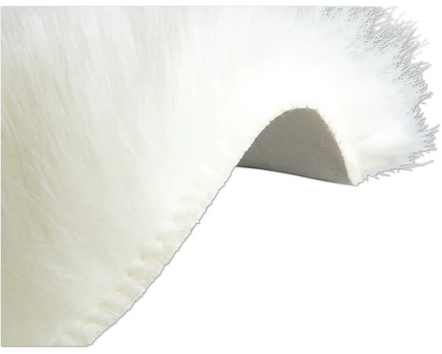 Detail bieleho koberca s vysokým vlasom