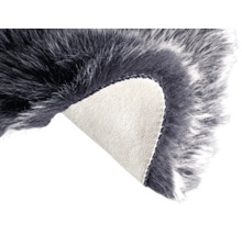 Sivý koberec z umelej kožušiny so zahnutým rohom