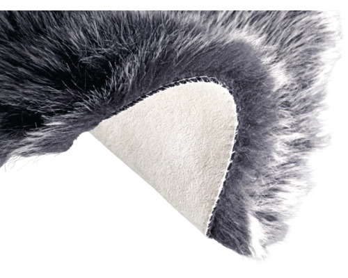 Sivý koberec z umelej kožušiny so zahnutým rohom