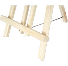 Detailný pohľad na drevený maliarsky stojan