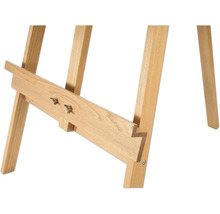 Detailný pohľad na drevený maliarsky stojan