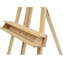 Detailný pohľad na drevený maliarsky stojan pre umelecké potreby