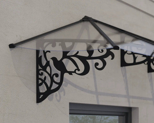 Vchodová strieška s priehľadnou krytinou a ozdobnými čiernymi nástennými držiakmi s motívom vtákov a listov.