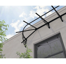 Strieška nad vchod s priehľadnou krytinou a ozdobnými čiernymi kovovými držiakmi nad oknom.