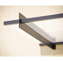 Detailný pohľad na modernú vchodovú striešku s čiernym kovovým rámom a sklenenou tabuľou.