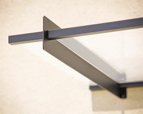 Detailný pohľad na modernú vchodovú striešku s čiernym kovovým rámom a sklenenou tabuľou.