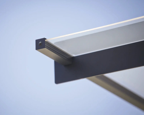 Detail striešky s hliníkovým profilom v antracitovej farbe a priehľadnou plastovou krytinou.