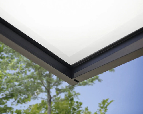 Detailný pohľad na roh zastrešenia terasy s tmavým kovovým rámom a bielym priesvitným strešným panelom.