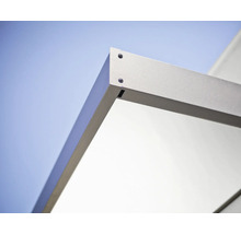 Rohový profil moderného kovového zastrešenia s viditeľnými skrutkami.