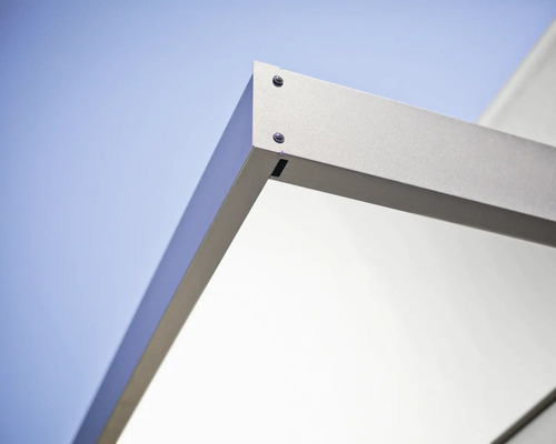 Rohový profil moderného kovového zastrešenia s viditeľnými skrutkami.