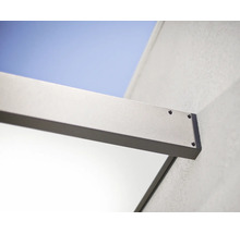 Detailný pohľad na hliníkový nosník zastrešenia terasy pripevnený skrutkami k vonkajšej stene.