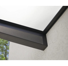 Detailný pohľad na zastrešenie terasy s hliníkovými profilmi a sklenenou doskou na štruktúrovanej stene.