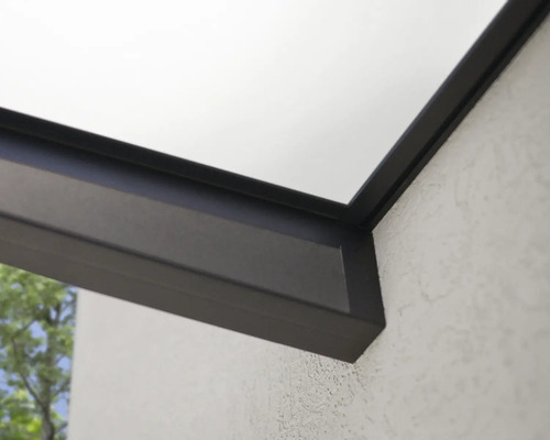 Detailný pohľad na zastrešenie terasy s hliníkovými profilmi a sklenenou doskou na štruktúrovanej stene.