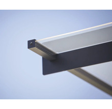 Detail striešky s hliníkovým profilom v antracitovej farbe a priehľadnou plastovou krytinou.