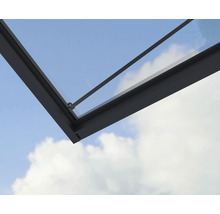 Detailný pohľad na zastrešenie terasy s antracitovým hliníkovým rámom a sklenenou výplňou.