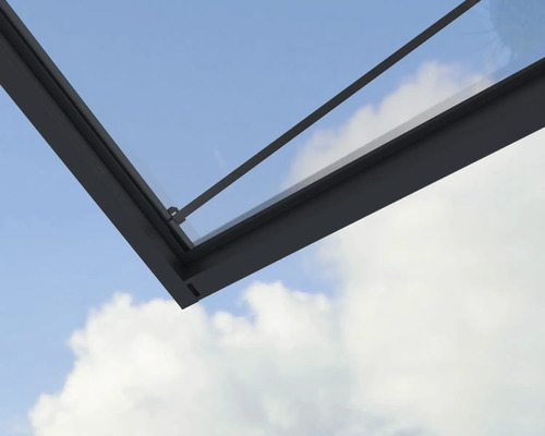 Detailný pohľad na zastrešenie terasy s antracitovým hliníkovým rámom a sklenenou výplňou.