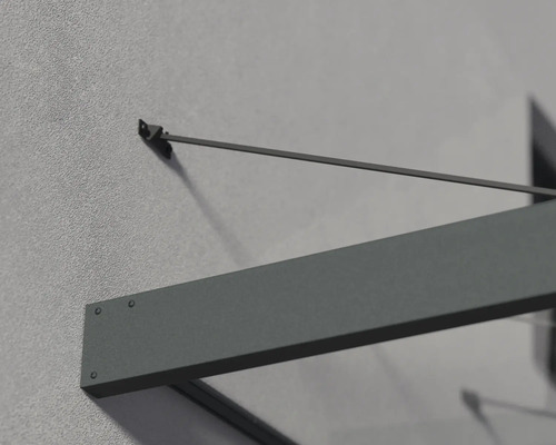 Detailný pohľad na modernú striešku nad vchod s antracitovým kovovým rámom a tiahlo, namontovanú na stene.