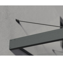 Detailný pohľad na modernú striešku nad vchod s antracitovým kovovým rámom a tiahlo, namontovanú na stene.