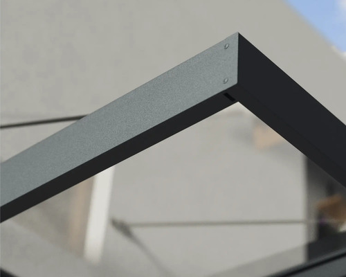 Detail modernej striešky nad vchodové dvere s antracitovým hliníkovým rámom a priehľadnou sklenenou výplňou.