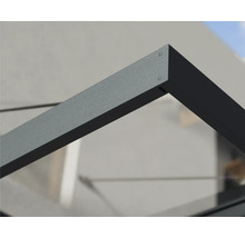 Detail modernej striešky nad vchodové dvere s antracitovým hliníkovým rámom a priehľadnou sklenenou výplňou.