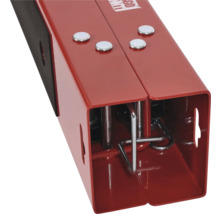 Detail červeného nastaviteľného pracovného stola