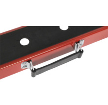 Detailný pohľad na červenú skrinku na náradie s čiernou vložkou a rukoväťou