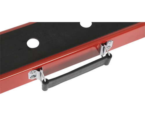 Detailný pohľad na červenú skrinku na náradie s čiernou vložkou a rukoväťou