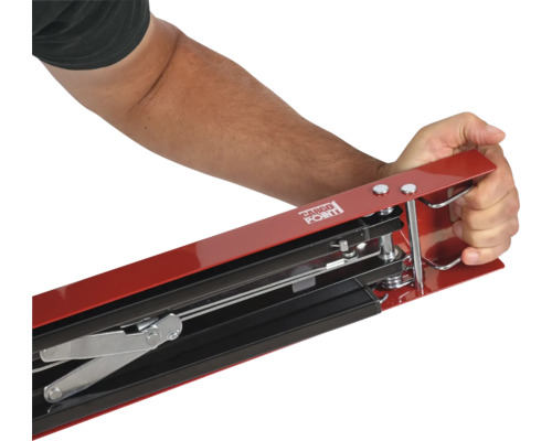 Osoba obsluhuje nákladnú zaisťovaciu tyč