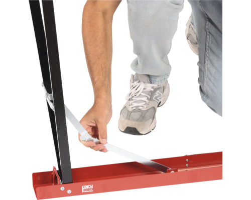 Logo Cargo Point a osoba upevňujúca soklovú lištu