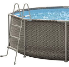 Nadzemný bazén s rebríkom