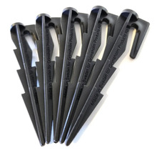 Niekoľko plastových zemných kolíkov