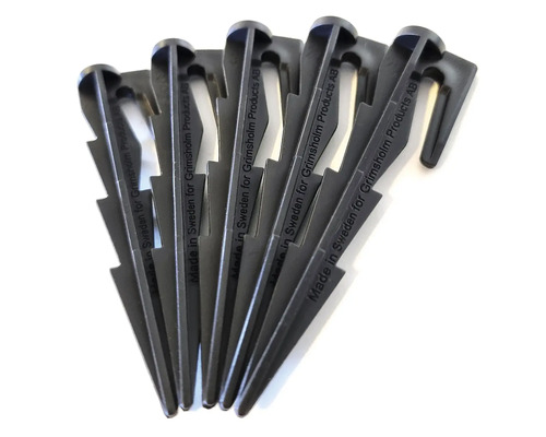 Niekoľko plastových zemných kolíkov