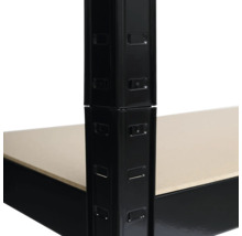 Detailný záber čierneho kovového regálu s policami