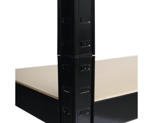 Detailný záber čierneho kovového regálu s policami