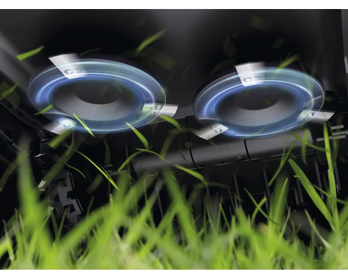 Detail záberu žacieho ústrojenstva kosačky na trávu pri sekaní trávy