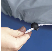 Detailný záber uzáveru na kryte ovládanom rukou