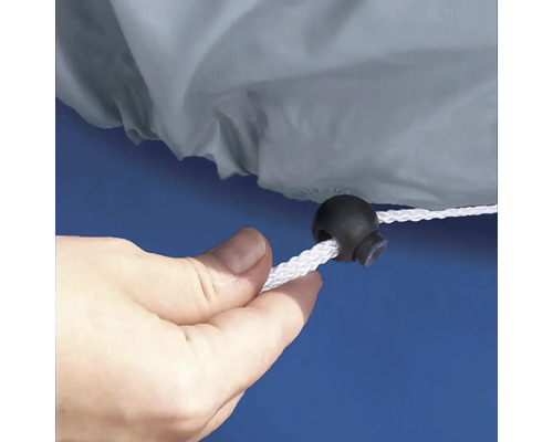 Detailný záber uzáveru na kryte ovládanom rukou