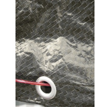 Detailný záber krycej plachty s očkom a červenou šnúrou