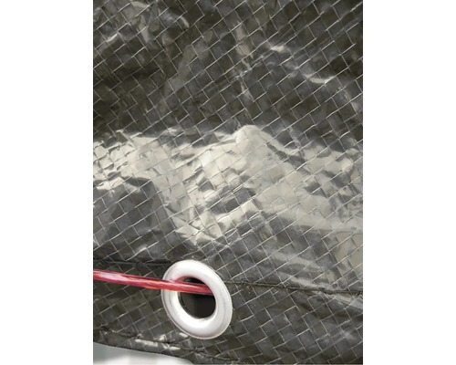 Detailný záber krycej plachty s očkom a červenou šnúrou