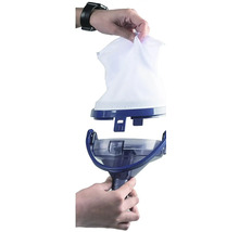 Čistiace zariadenie bazéna s filtračným vakom v ruke