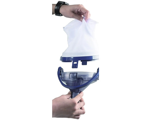 Čistiace zariadenie bazéna s filtračným vakom v ruke