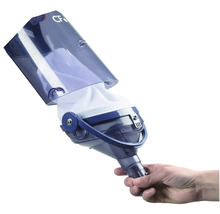 Ruka držiaca čistič bazéna