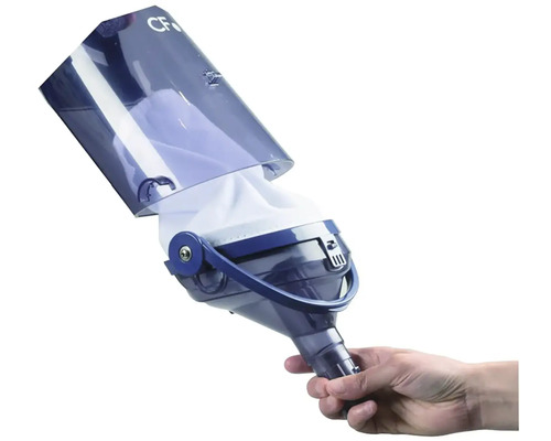 Ruka držiaca čistič bazéna