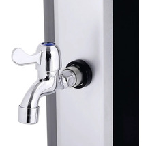 Kovová vodovodná batéria na sprchovom paneli