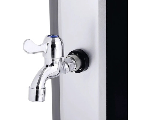 Kovová vodovodná batéria na sprchovom paneli