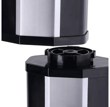 Detailný pohľad na dvojdielnu čiernu a striebornú nádobu