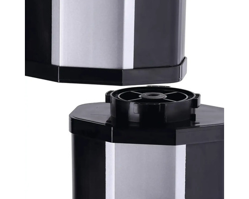 Detailný pohľad na dvojdielnu čiernu a striebornú nádobu