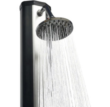 Sprchový panel s dažďovou sprchou v prevádzke.