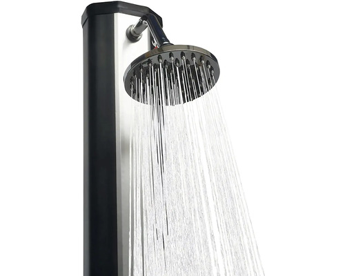 Sprchový panel s dažďovou sprchou v prevádzke.